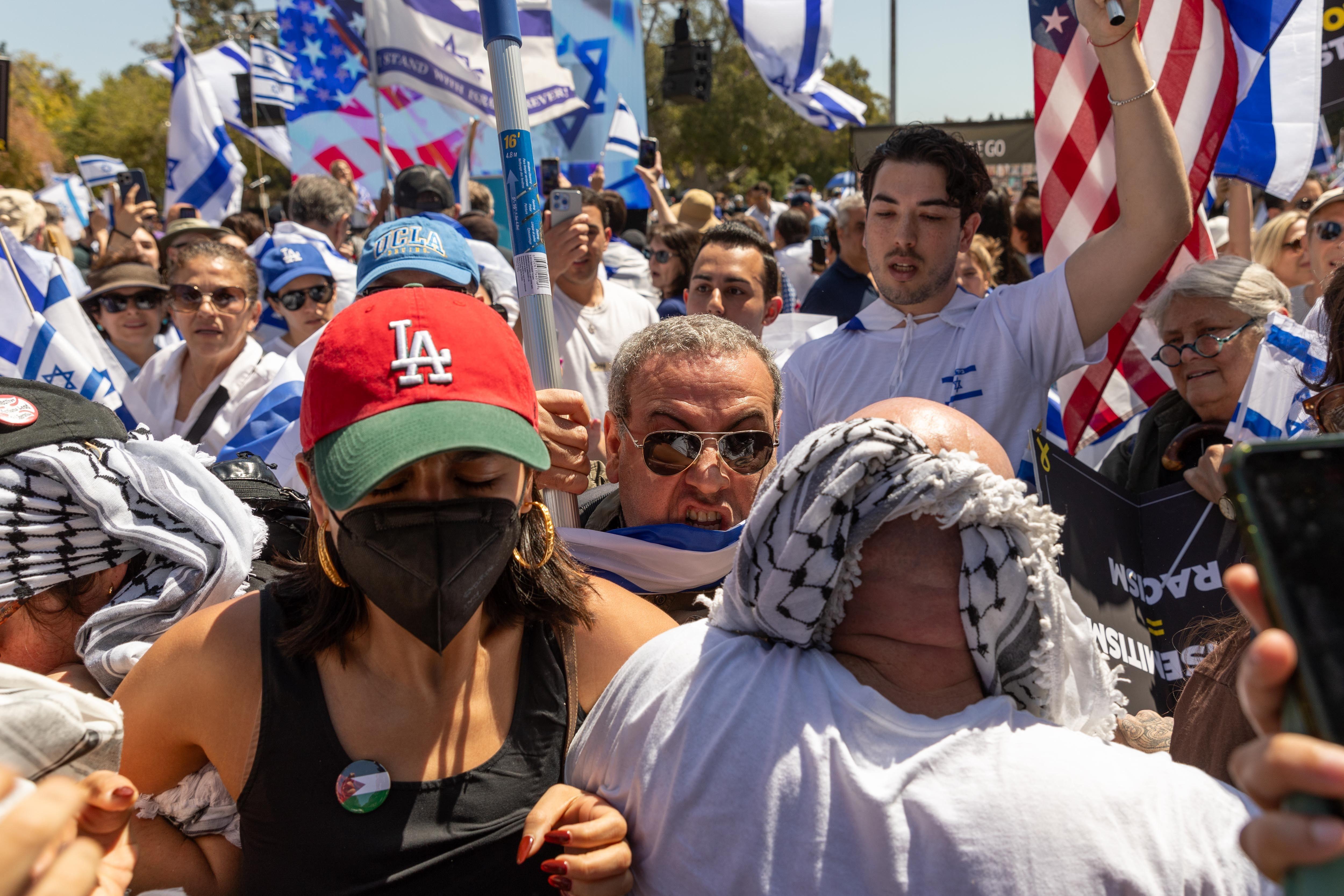 Enfrentamiento de manifestantes a favor y en contra de Israel en el campus de UCLA en Los Ángeles el 28 de abril de 2024.