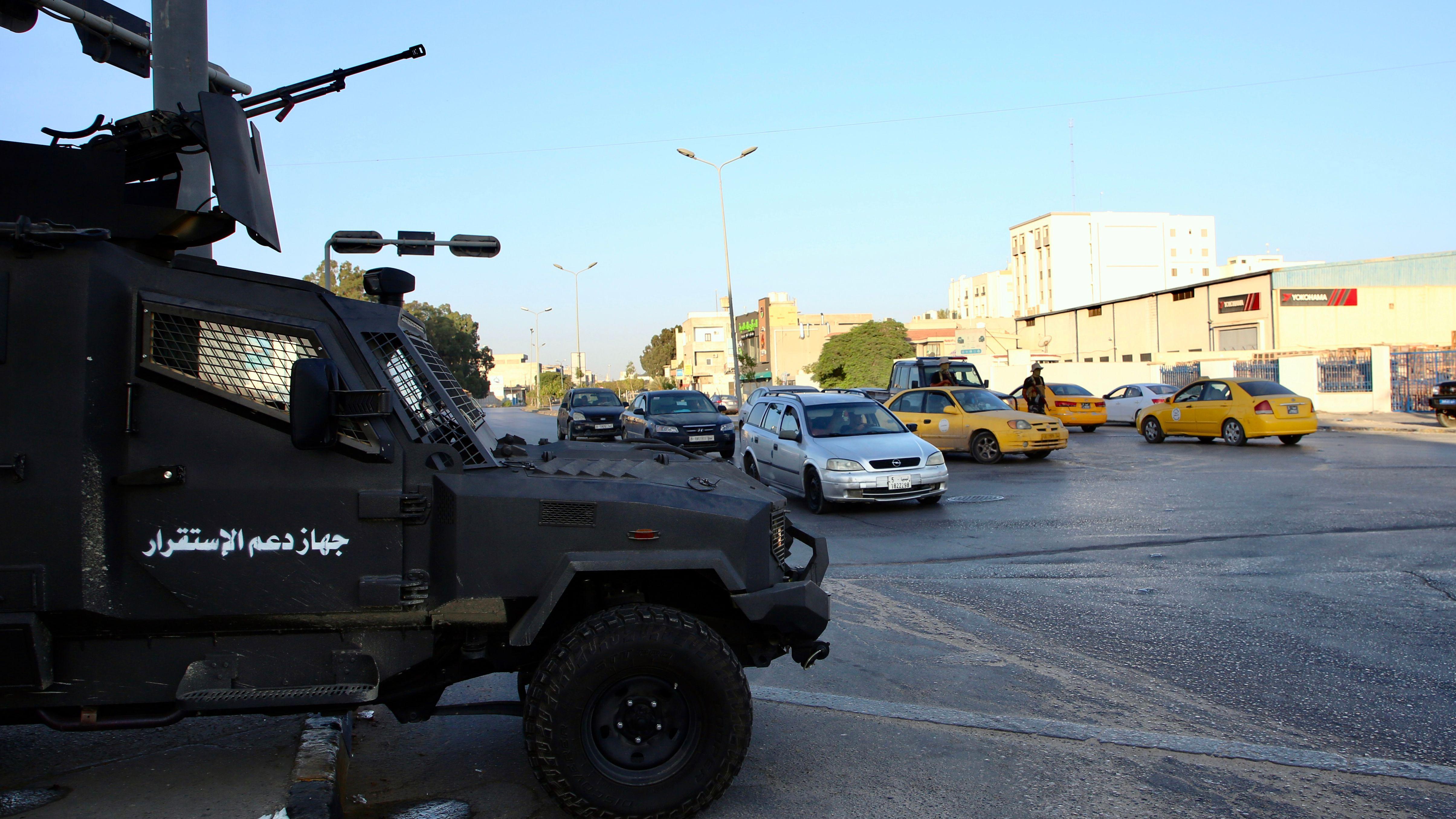 عناصر أمن يقومون بتأمين العاصمة طرابلس 