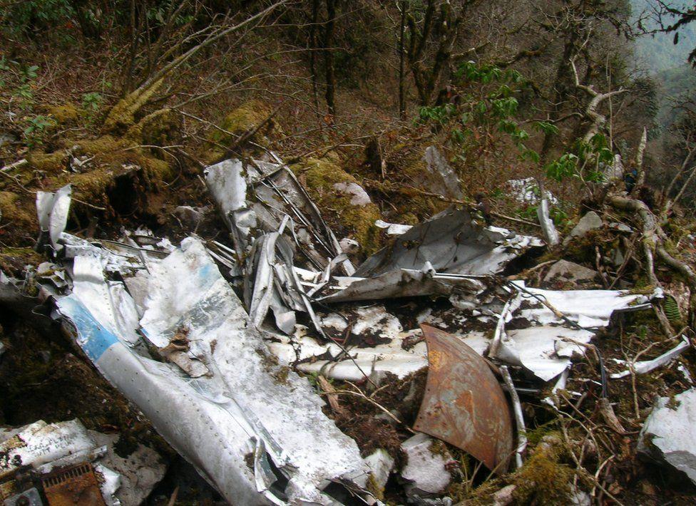 Restos de algunos de los aviones estrellados en El Himalaya