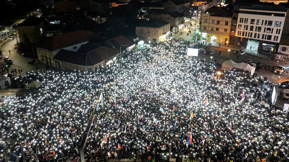 Ponoćnih 15 minuta tišine za 15 žrtava i svetlima telefona obajsane ulice