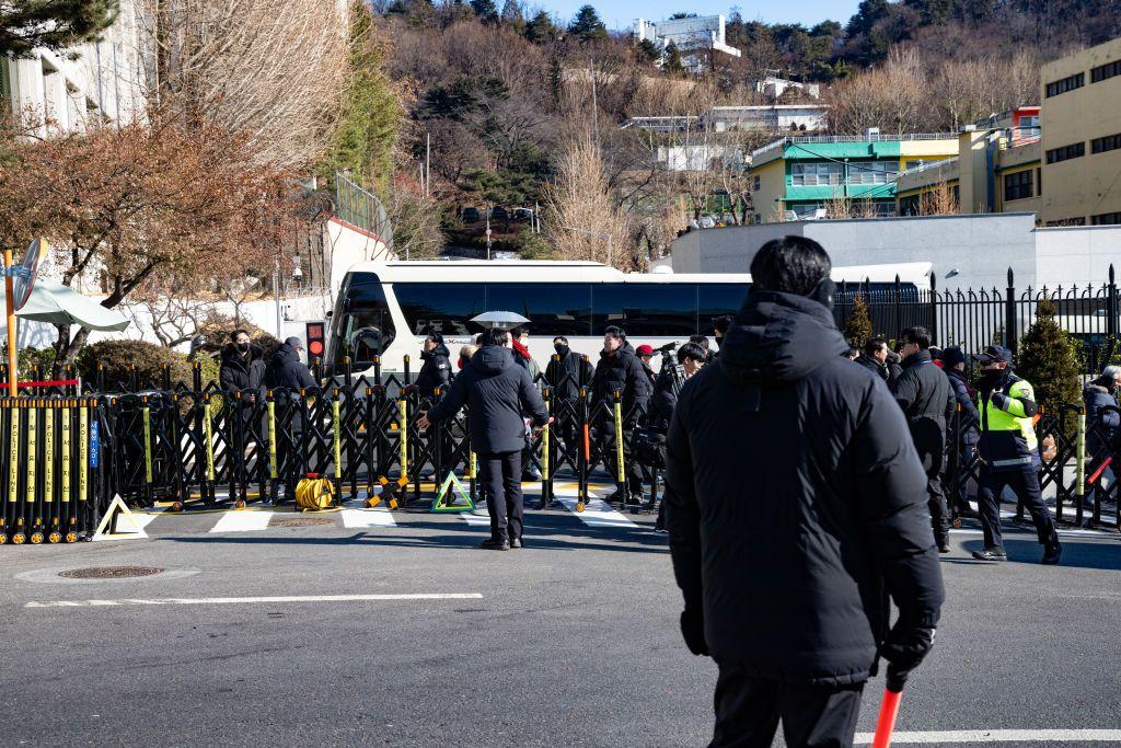 경찰이 서울 용산구 한남동 대통령 관저 앞을 막고 있다