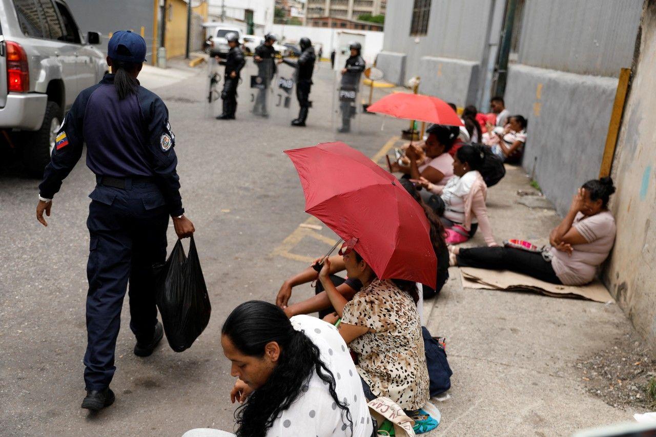 Familiares de las personas detenidas esperan por información en la calle. 