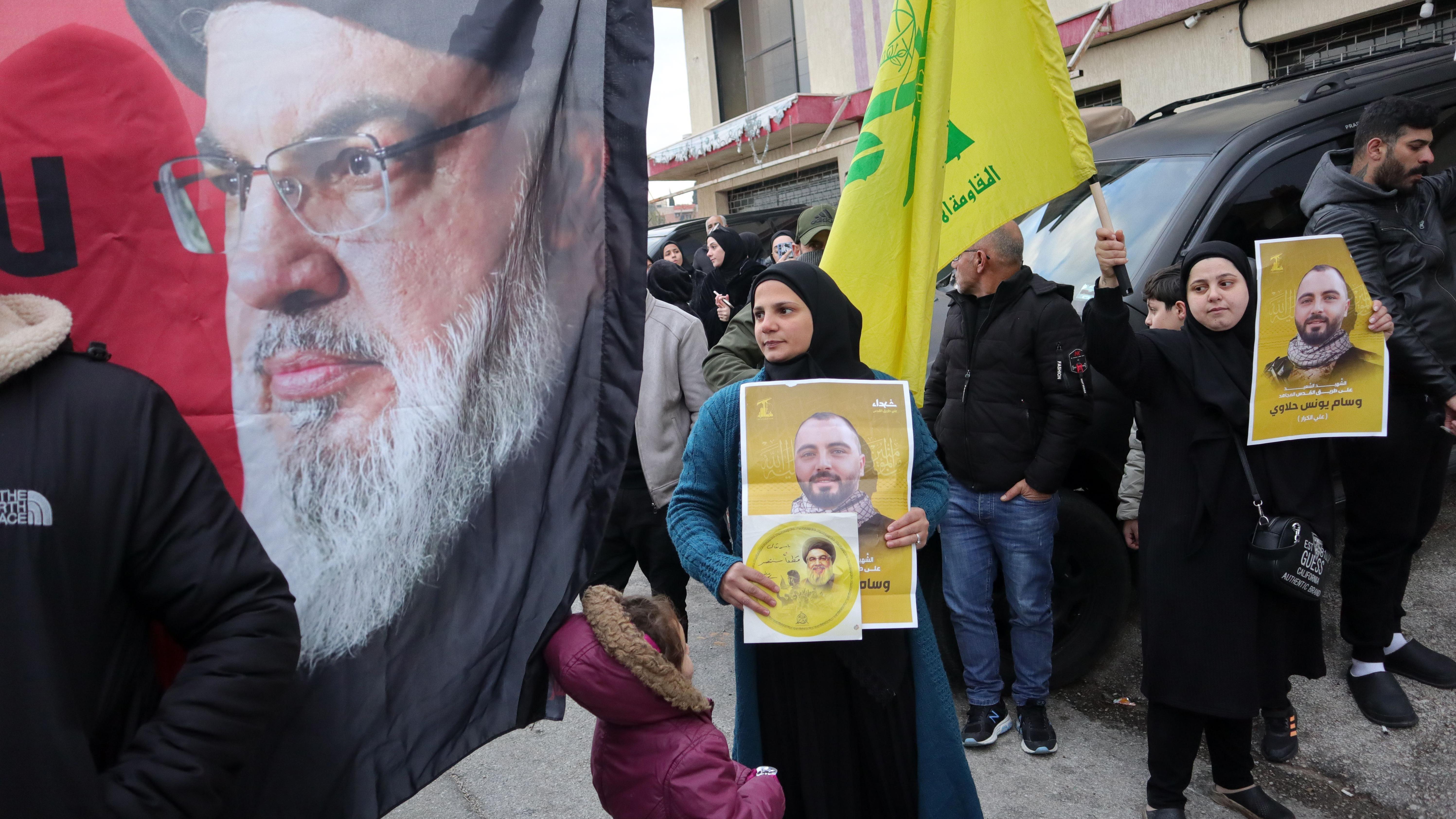 Fotografiju (levo) lidera Hezbolaha Hasana Nasralaha nose okupljeni na protestu