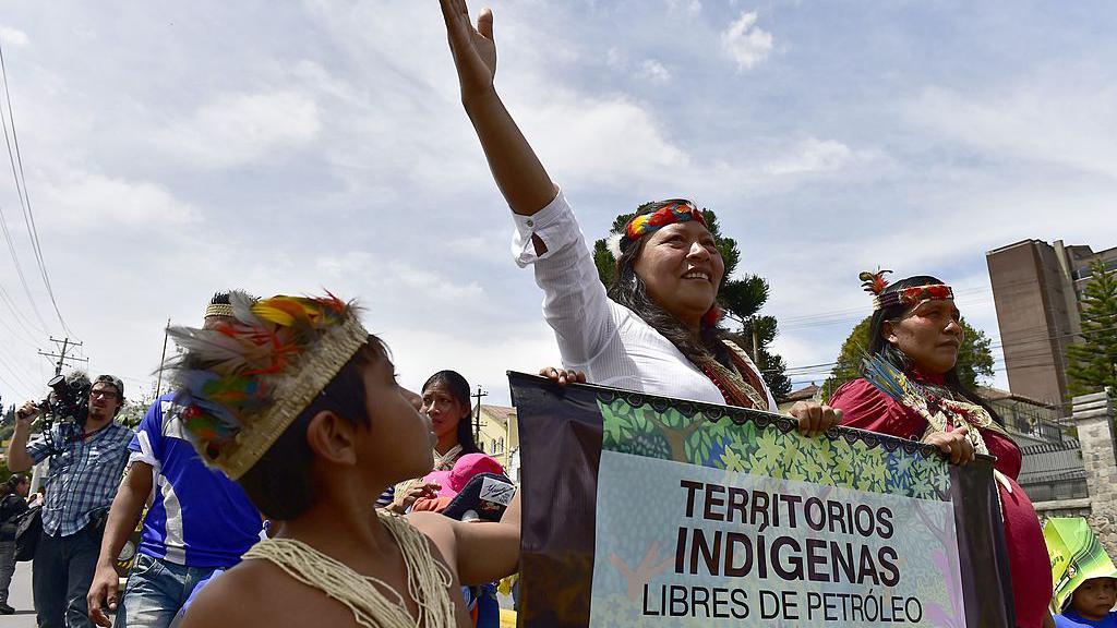 Mujer indígena en las calles de Ecuador