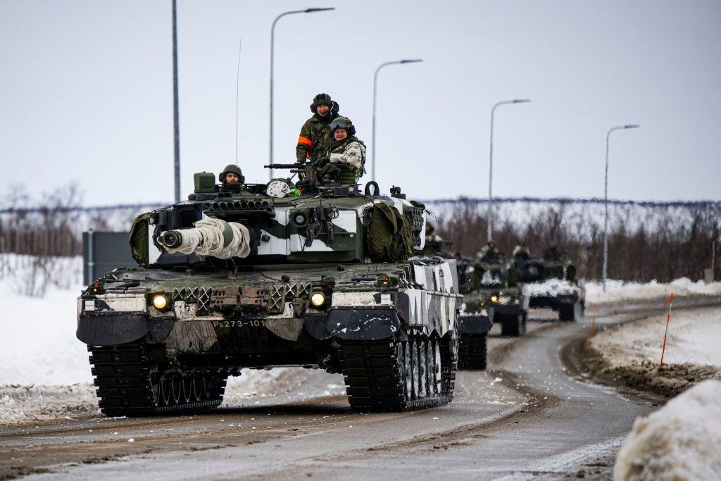 Solados finlandeses abordo de tanques durante un ejercicio militar