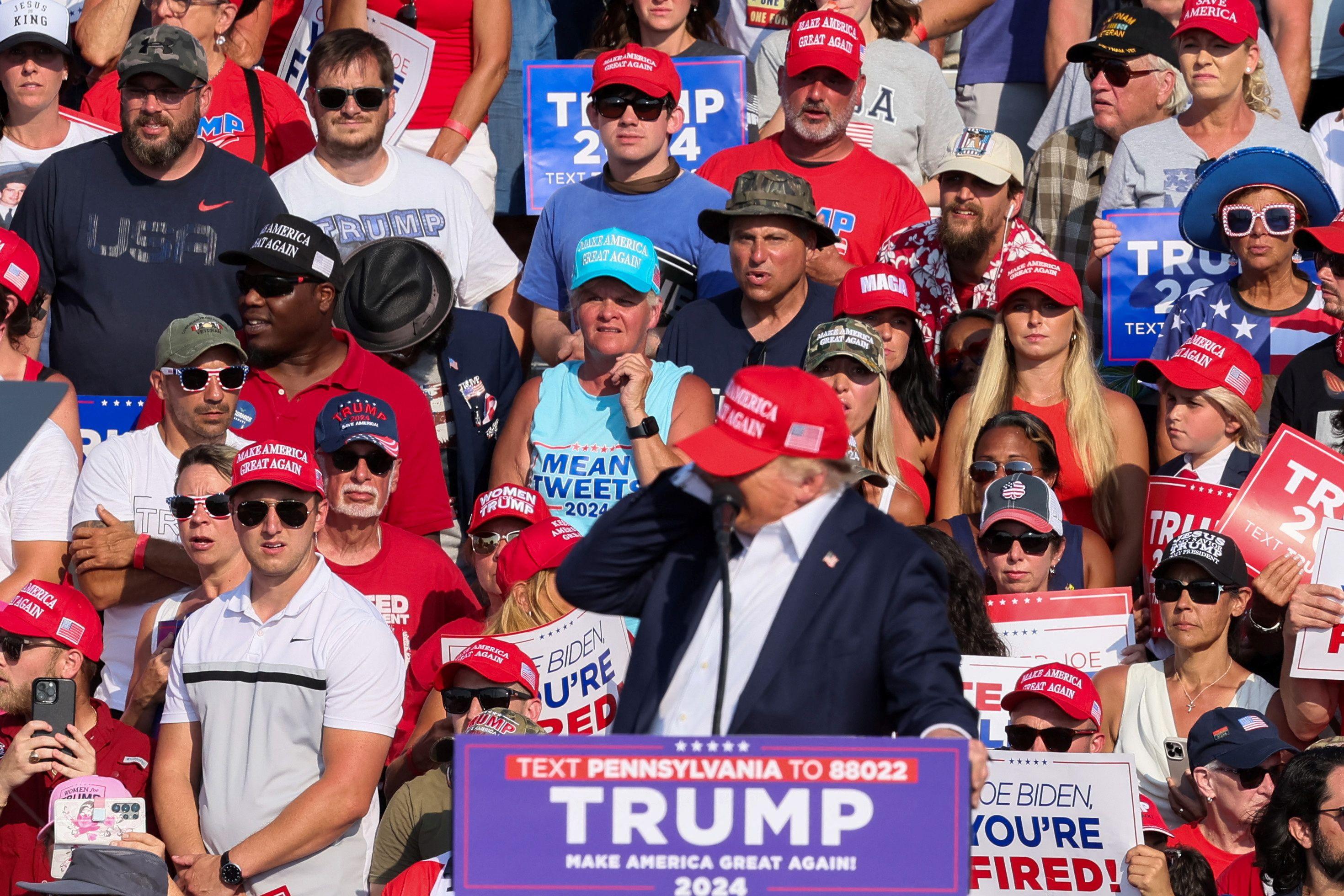 Trump se lleva la mano a la oreja tras escucharse los disparos