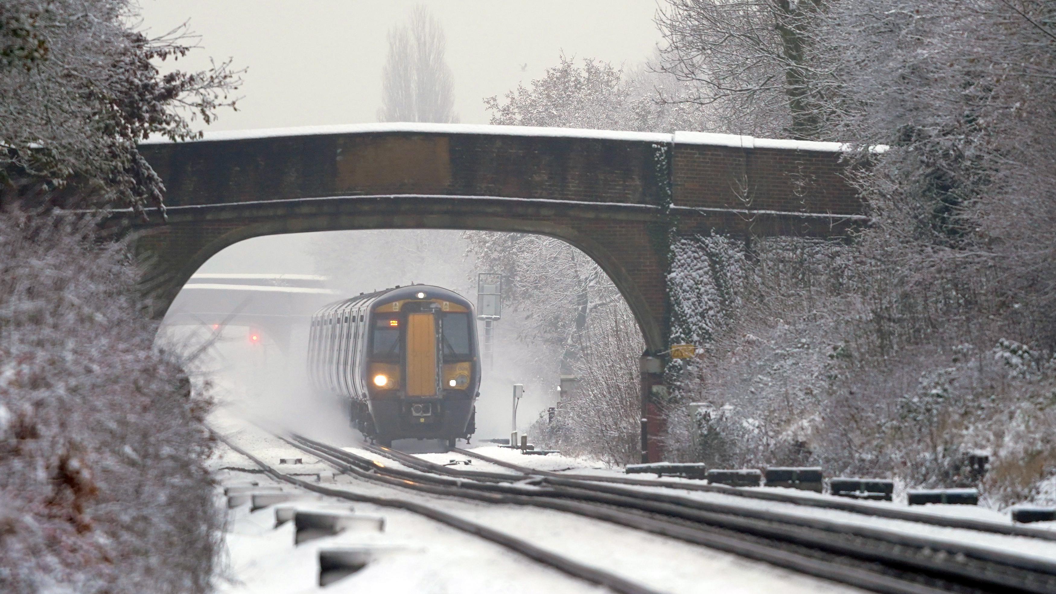 karda giden bir tren 