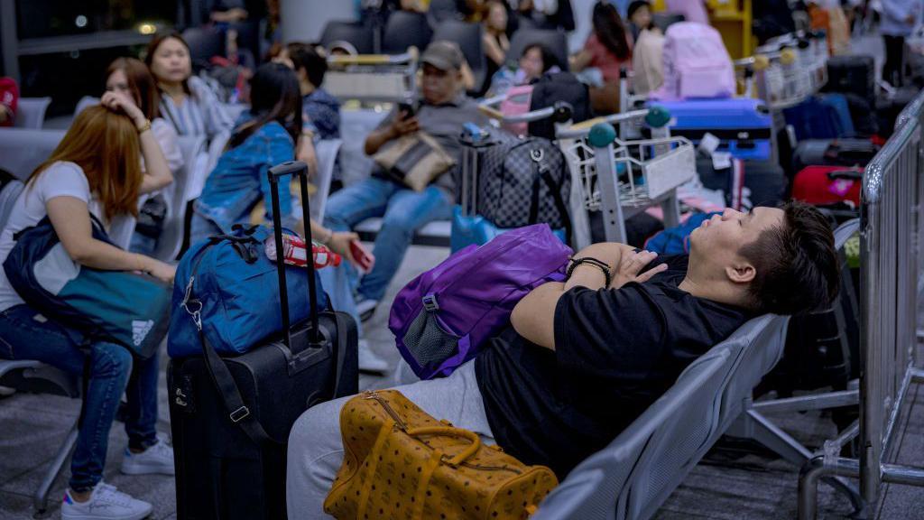 Pasajeros esperando en el aeropuerto de Manila, en las Filipinas