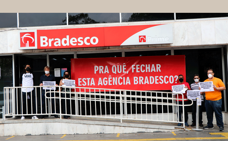 Protesto de bancários contra fechamento de agência em Bauru (SP)