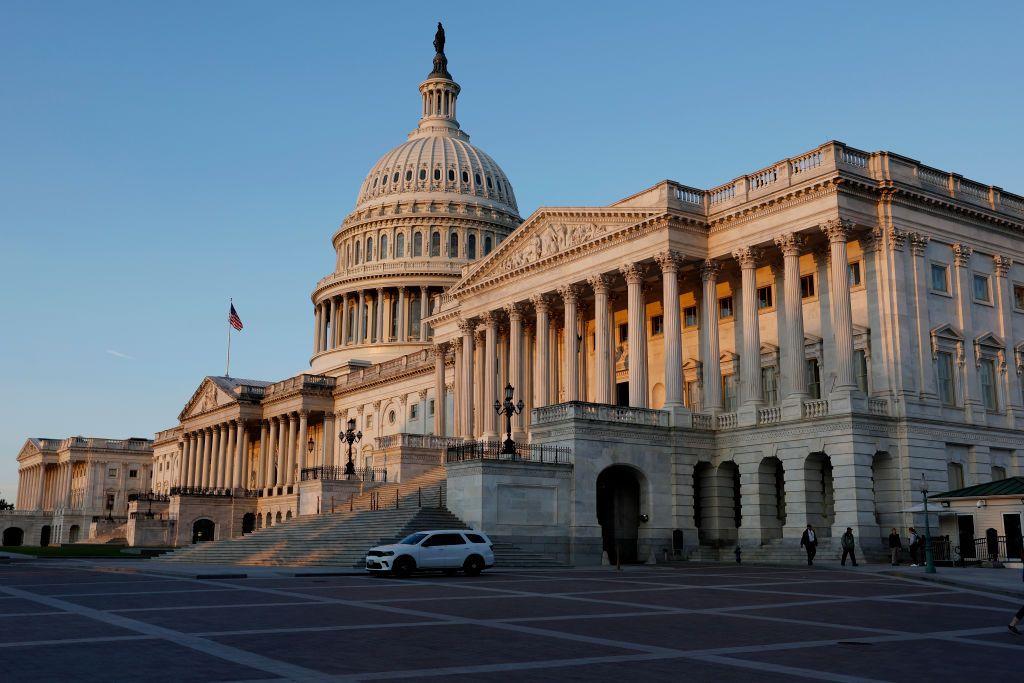 Imagem da fachada do Congresso dos Estados Unidos, um prédio em estilo romano.