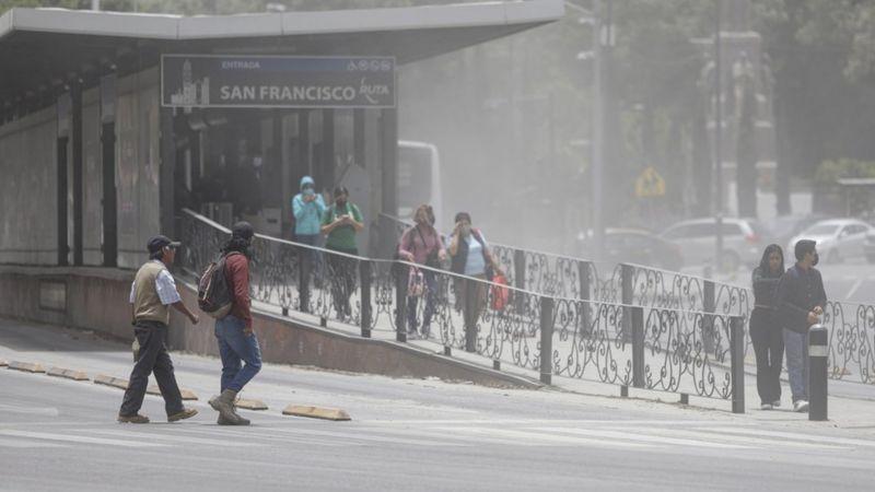 Estação de transporte público de Puebla onde se vê no ar uma névoa branca devido às cinzas.