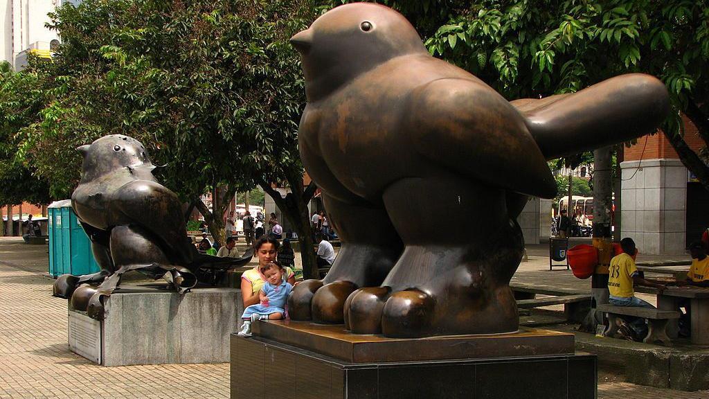 Dos esculturas de Botero de pájaros