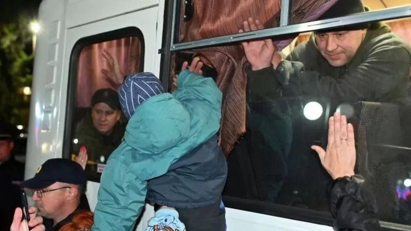 Russos em ônibus tentando deixar o país