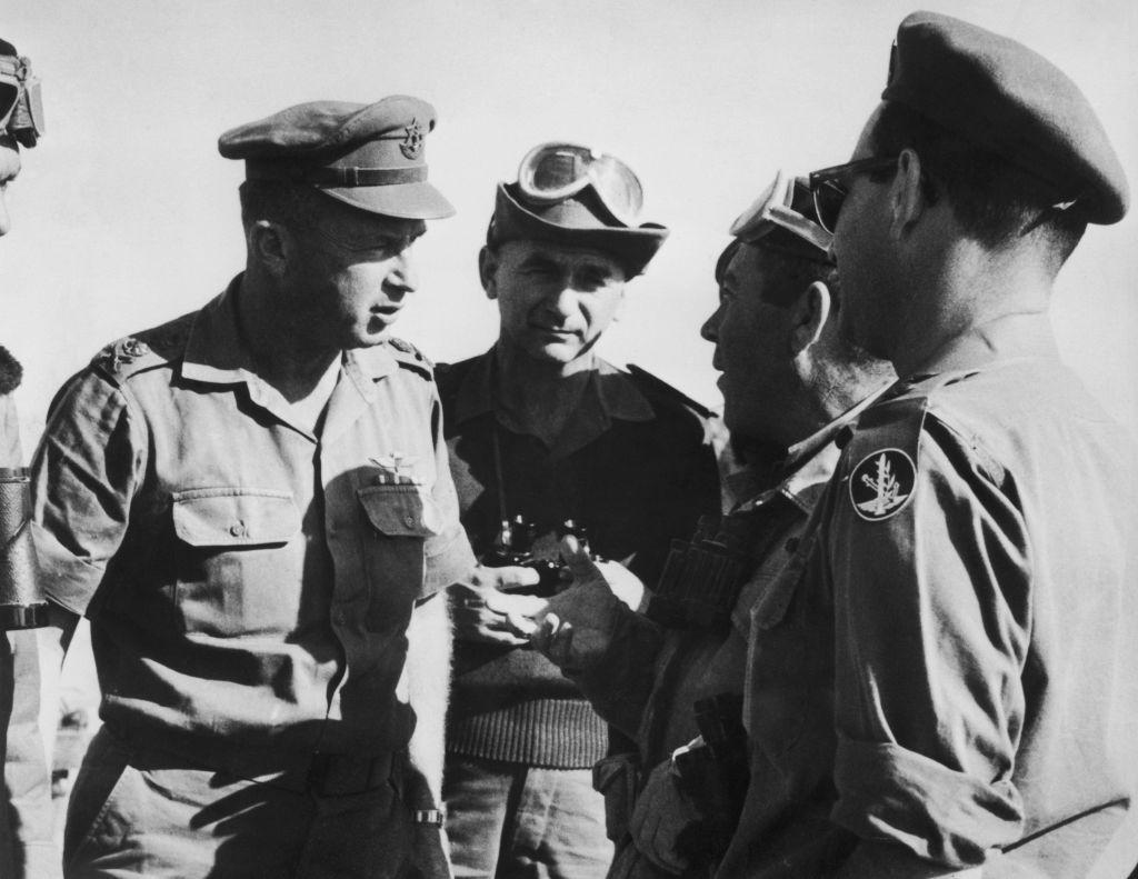 Yitzhak Rabin com colegas militares.