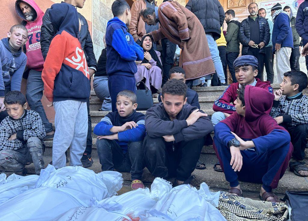 Jóvenes palestinos que perdieron a sus seres queridos lloran frente a los cuerpos de los fallecidos en Khan Yunis, Gaza, el 4 de enero de 2024