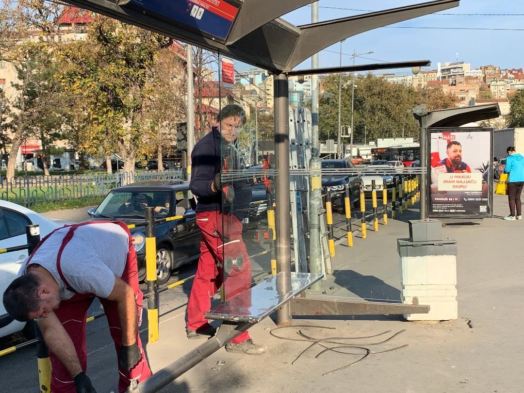 Majstori skidaju staklo sa tramvajskog stajališta