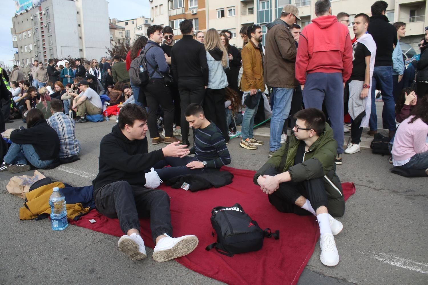 Autokomanda u Beogradu blokirana na 24 sata, studenti doneli i 'smederevac' 17 blokada autokomande, studentski protest