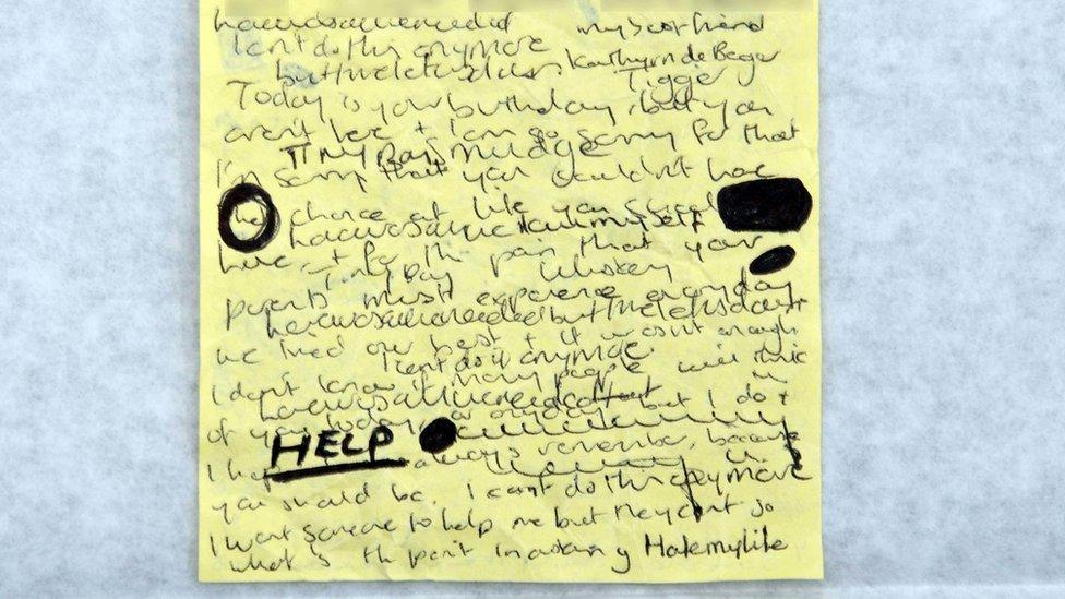 Una nota escrita a mano que se muestró en la corte en el juicio de Lucy Letby, encontrada por la policía en la casa de la enfermera en Chester.