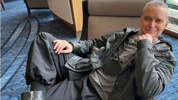 Lucien Greaves, salah satu pendiri Kuil Setan, mengatakan itu bukan sebuah proyek iseng - terlepas dari keinginan mereka untuk menggunakan sindiran dan nilai kejutan.
