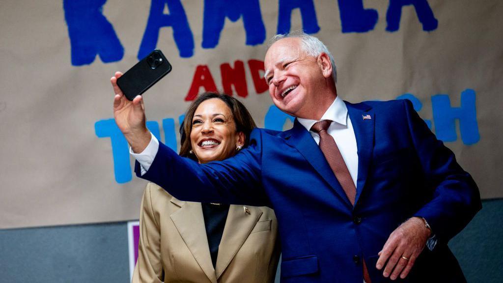 Kamala Harris e Tim Walz tiraram uma selfie juntos enquanto sorriam