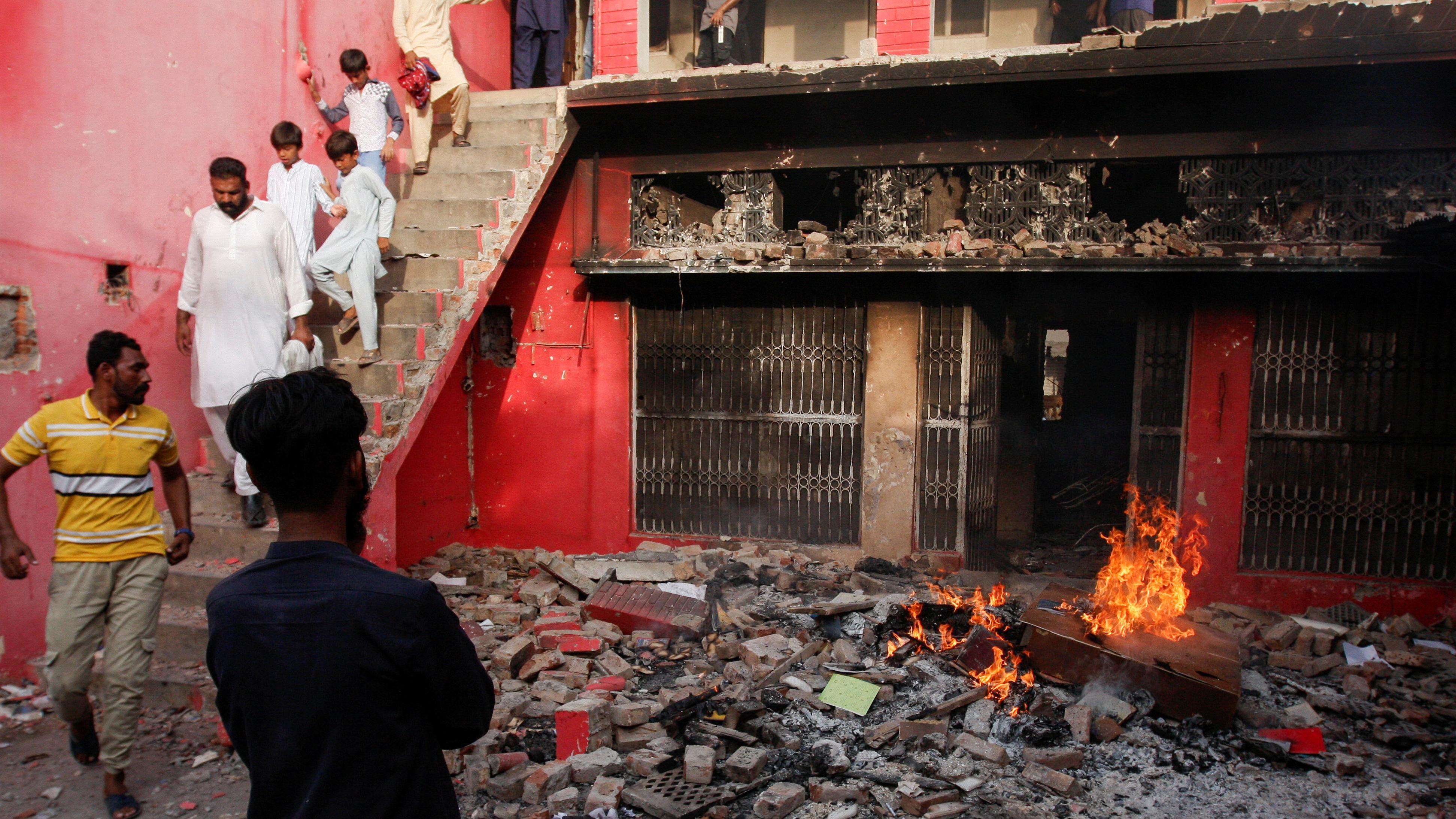 Puluhan gedung yang berkaitan dengan gereja Kristen dibakar oleh massa di Jaranwala, Pakistan