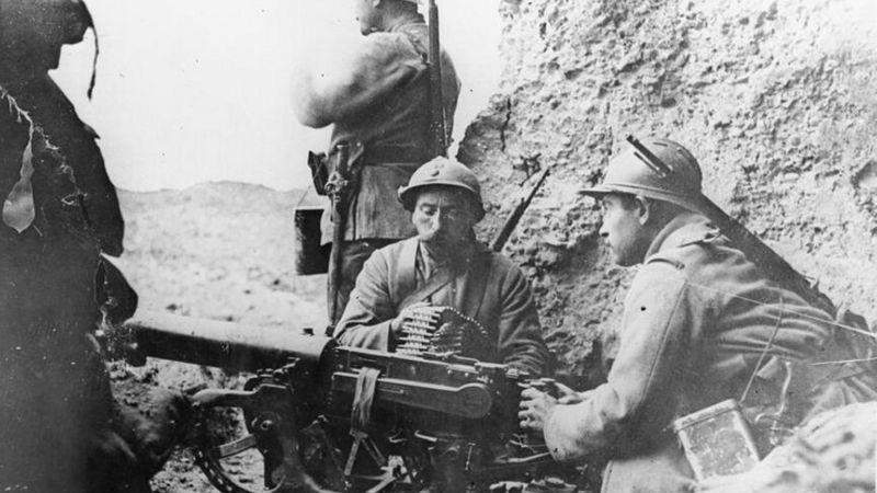 Soldados franceses com uma metralhadora no forte Duomont perto de Verdun
