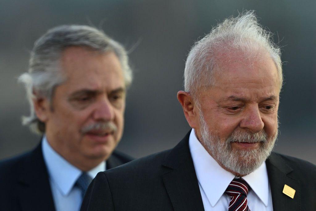 Lula da Silva seguido del presidente saliente argentino, Alberto Fernández, durante la cumbre del Mercosur en Río de Janeiro.