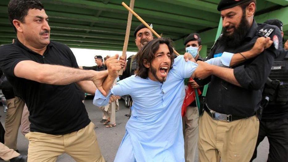 الشرطة تمسك بأحد مؤيدي عمران خان
