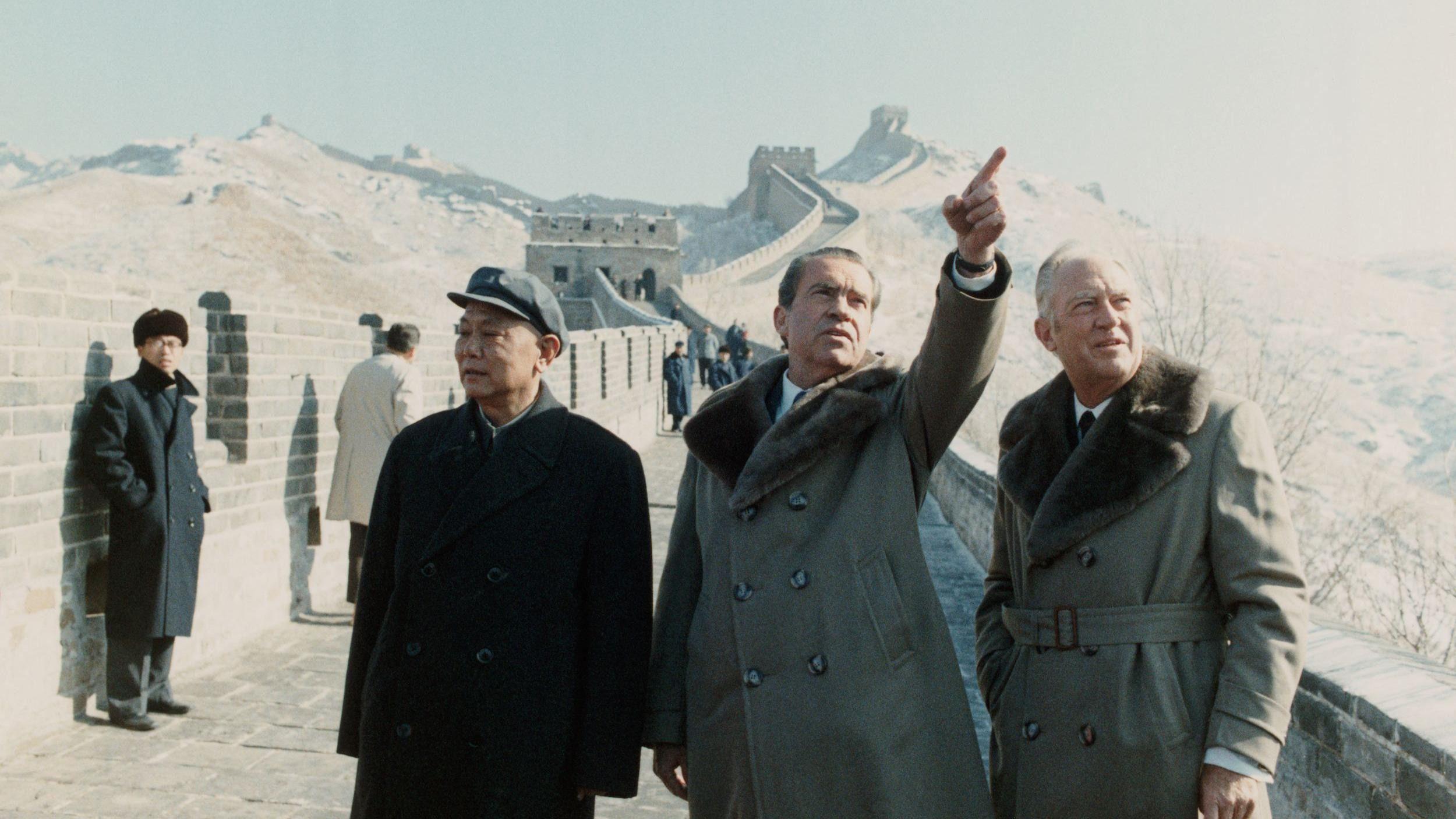 الرئيس الأمريكي السابق نيكسون (في الوسط) ووزير الخارجية ويليام روجرز (يمين) مع نائب رئيس الوزراء الصيني لي شيانيان (يسار) خلال زيارة إلى سور الصين العظيم عام 1972