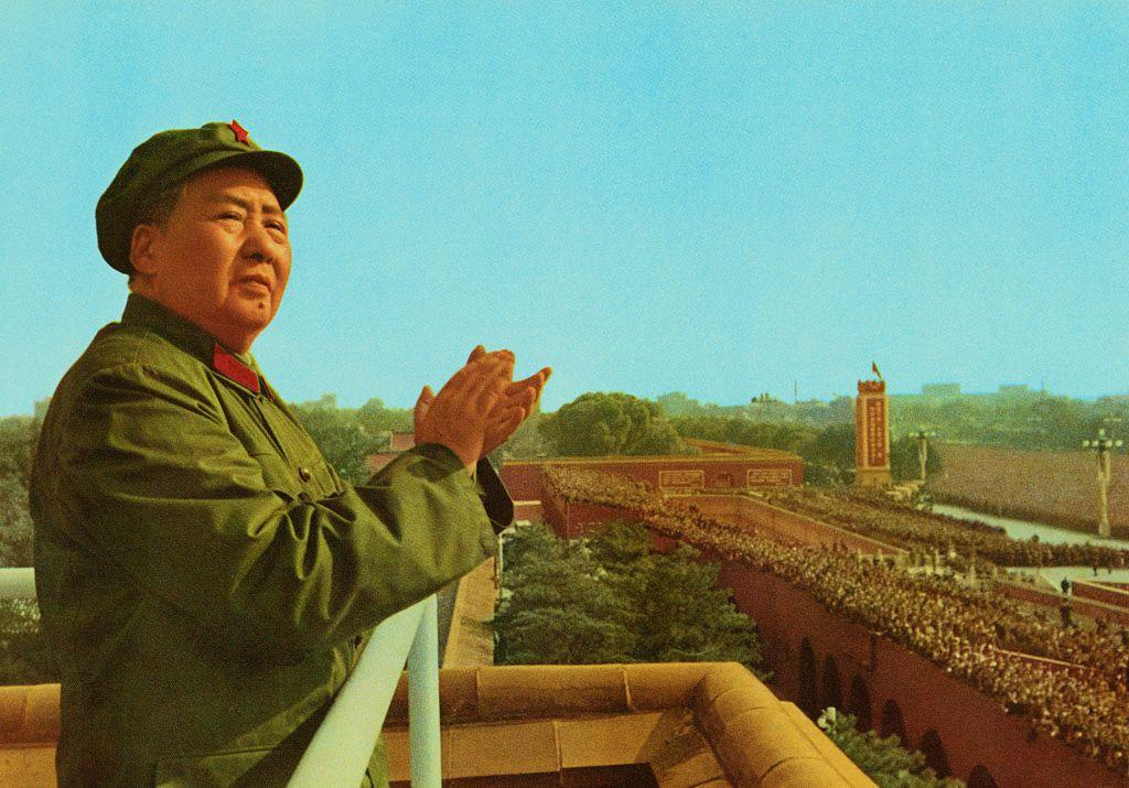 Mao desde el balcón de la ciudad prohibida de Beijing.