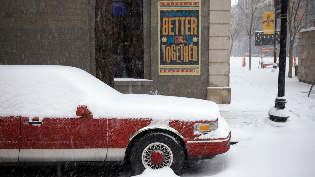 Carro estacionado sob a tempestade de neve nos EUA.