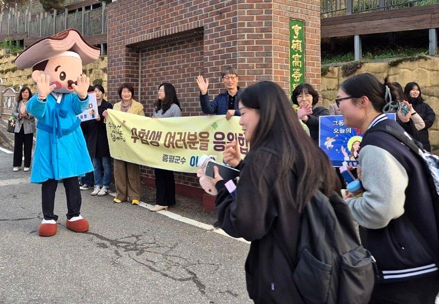 충북 증평 형석고등학교 앞에는 조선시대 역사인물이자 독서왕으로 유명한 김득신 캐릭터가 등장해 수험생을 응원하고 있다.