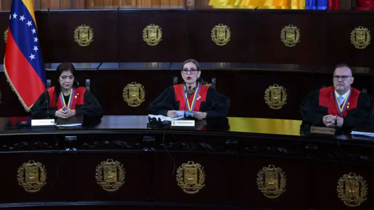 Três juízes em suas cadeiras no Supremo Tribunal de Justiça da Venezuela