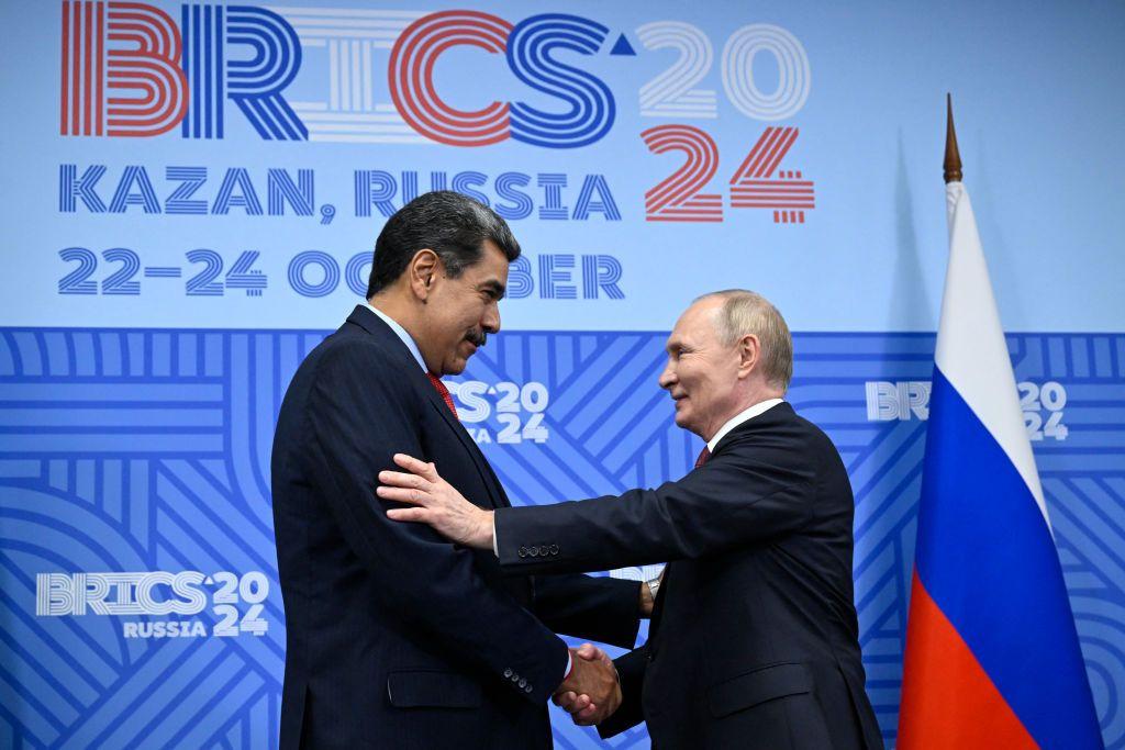 Putin e Maduro em aperto de mãos 