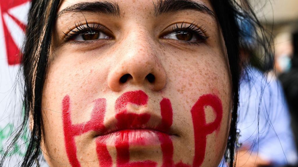 Roma'daki Mahsa Amini protestolarından bir kadın