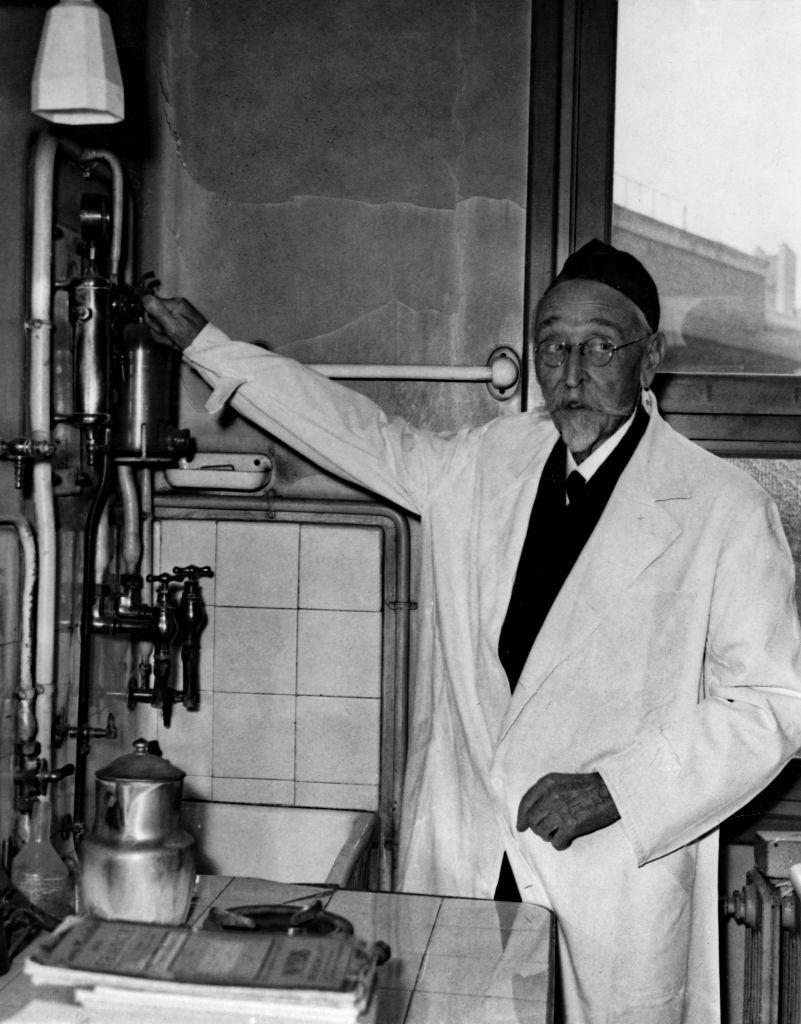 Camille Guérin em laboratório em 1958