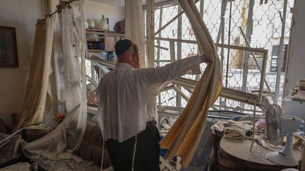 Un apartamento en Kiryat Yam, un suburbio de Haifa, dañado por un cohete de Hezbolá el martes.