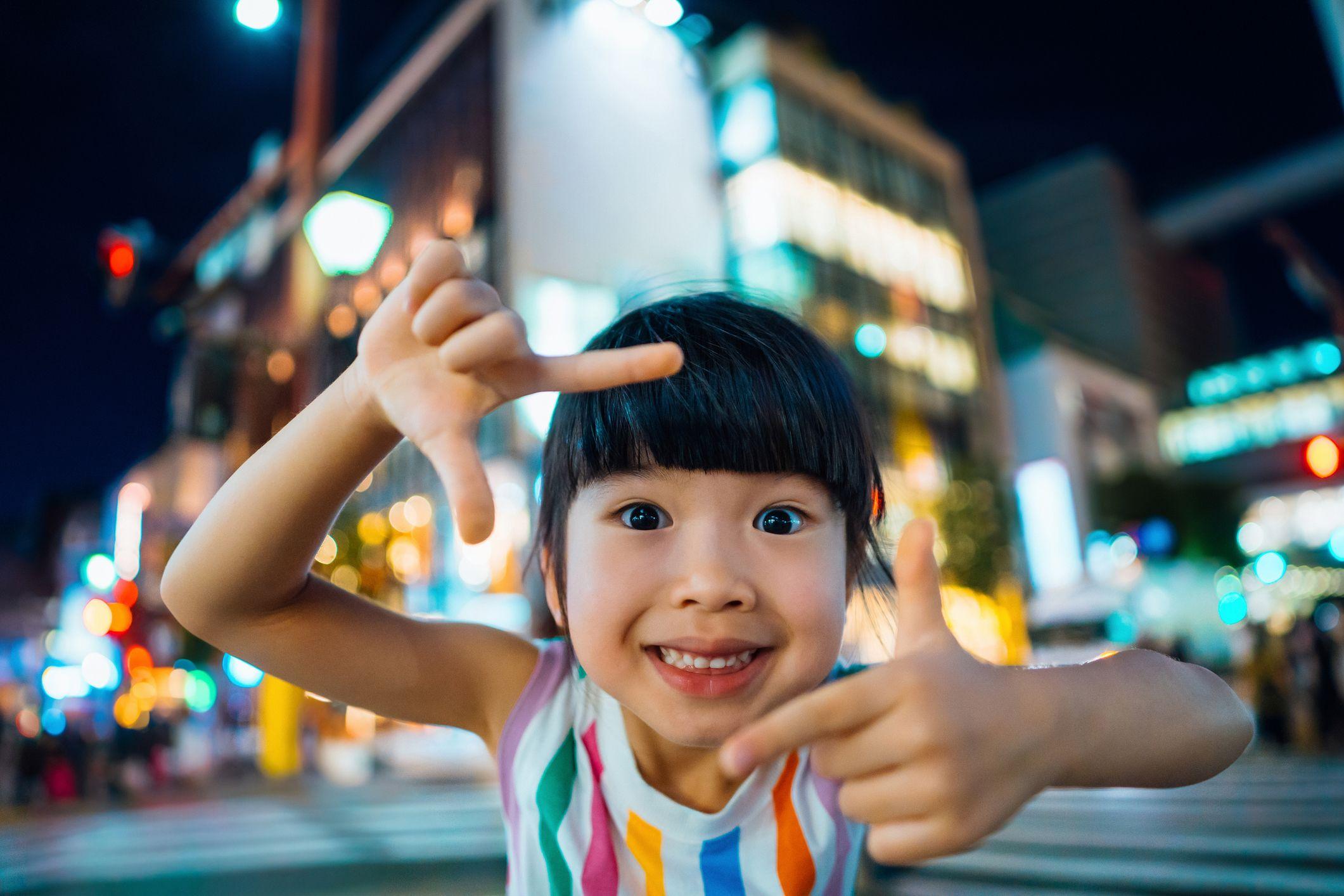 Menina sorrindo para câmera em uma rua