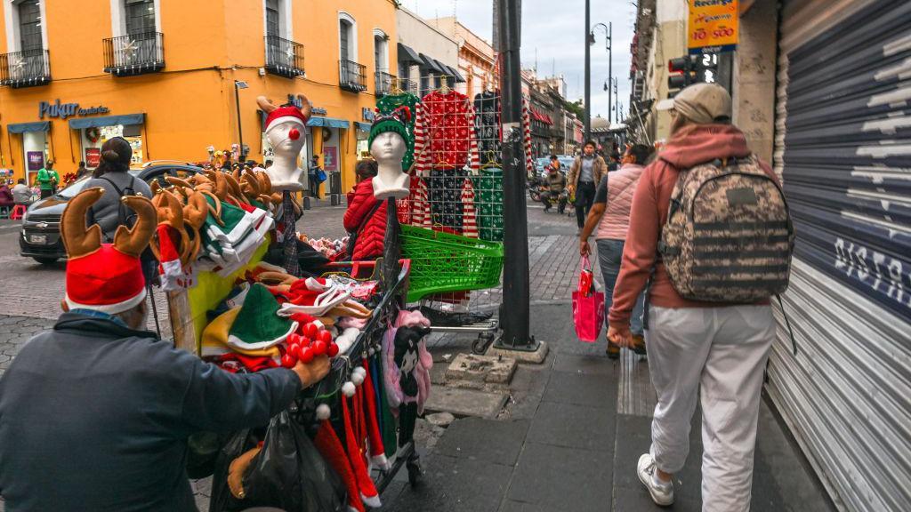 Coisas de natal sendo vendidas em um camelô