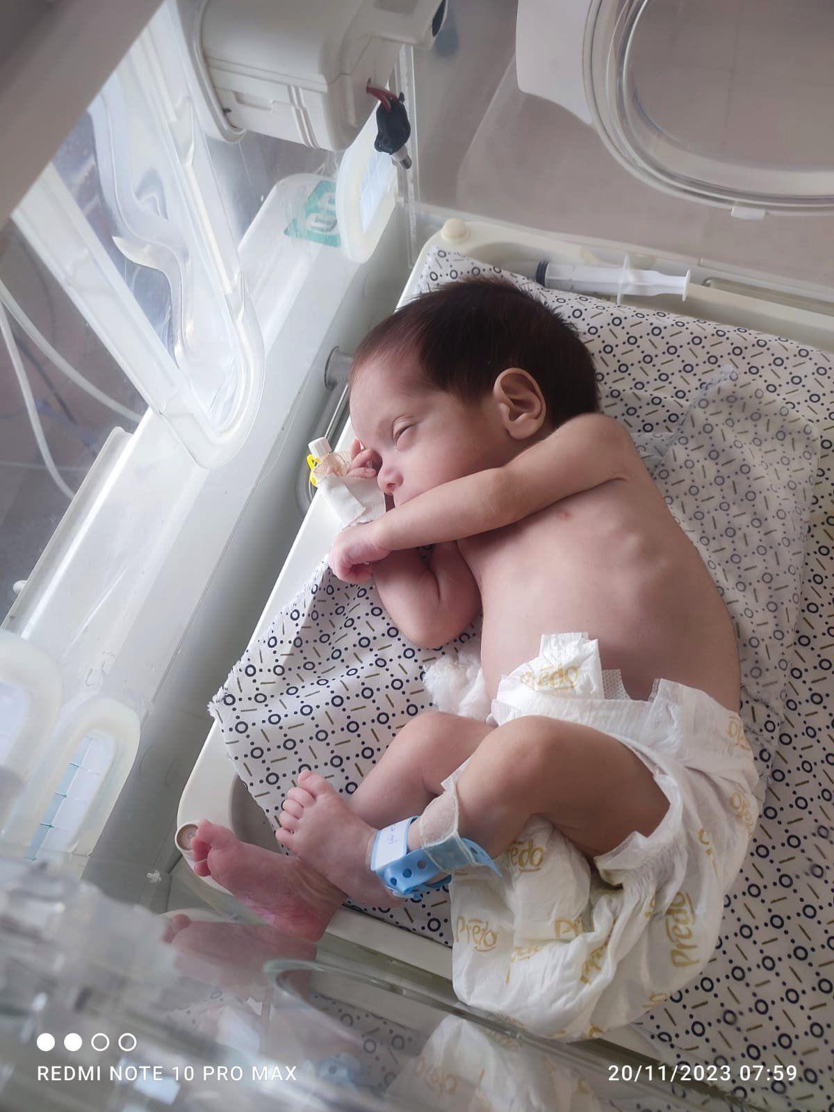 الطفل أنس في مستشفى الهلال الإماراتي 