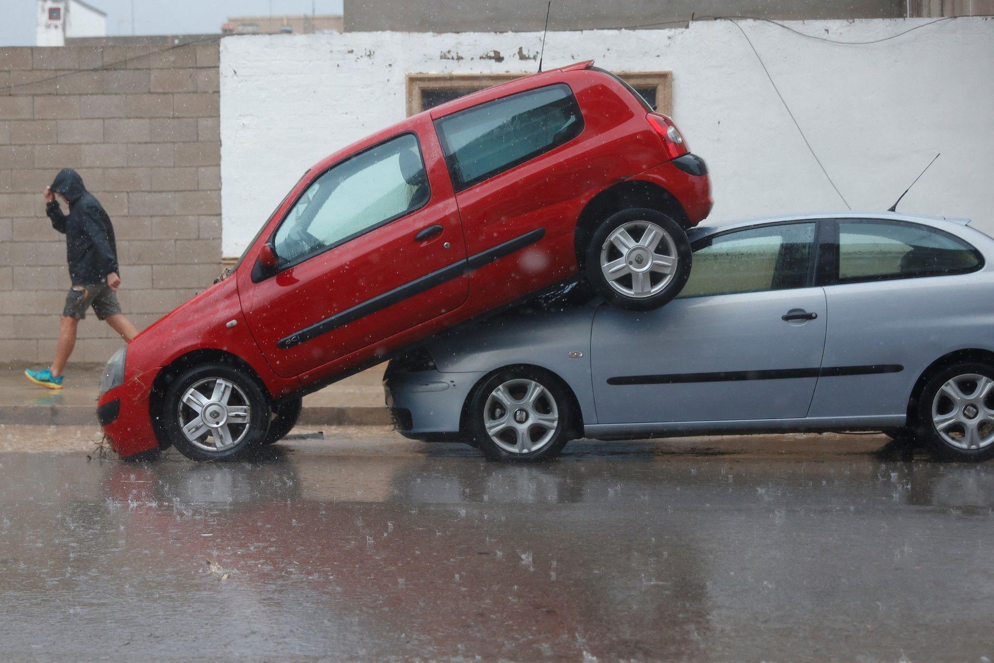 Un carro encima del otro. 