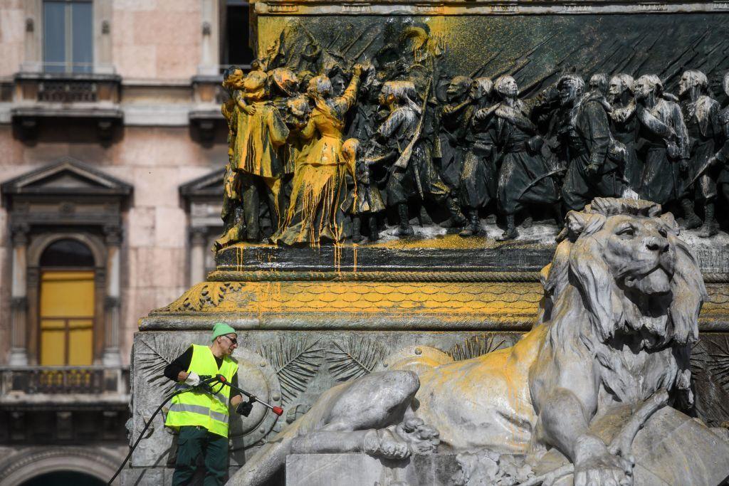 Milano'da geçen yıl boyanan bir heykelin temizlenişi