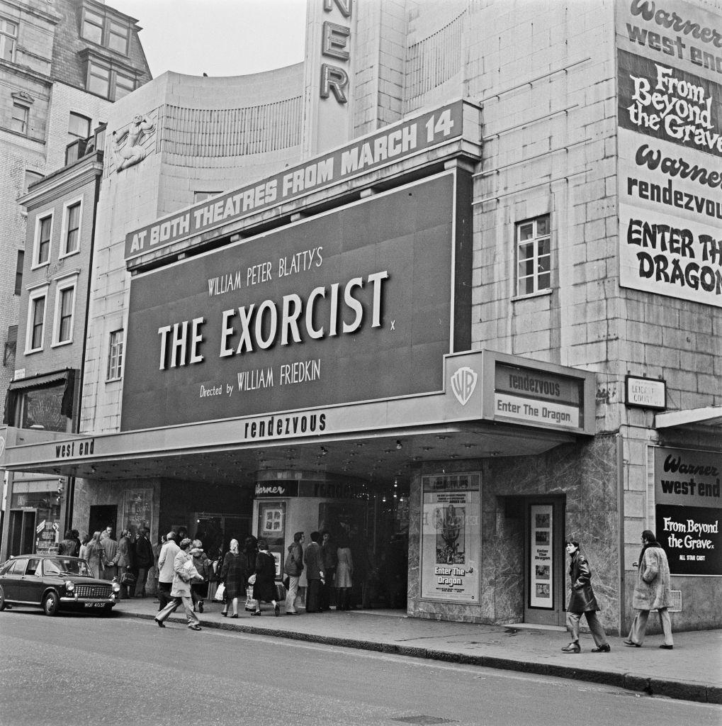 Sala de cine en Estados Unidos con "El exorcista" en cartelera.