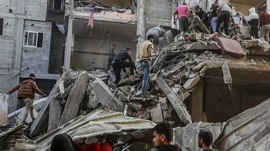 أهالي غزة يقومون بأعمال بحث وإنقاذ في رفح مع استئناف الغارات الجوية الإسرائيلية بعد ساعات من انتهاء الهدنة