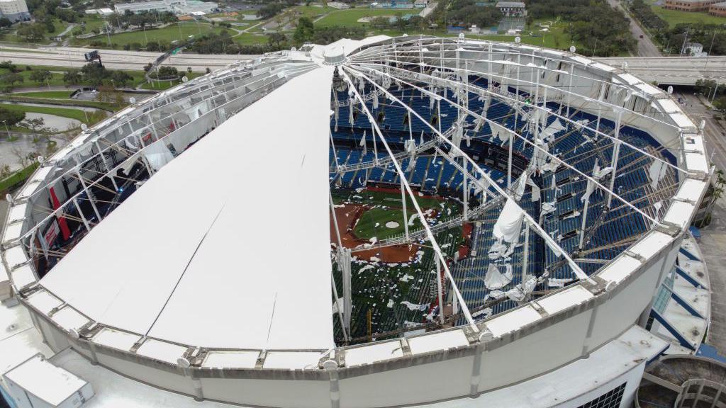 El techo del estadio de los Tampa Bay Rays quedó destrozado por los fuertes vientos de Milton.