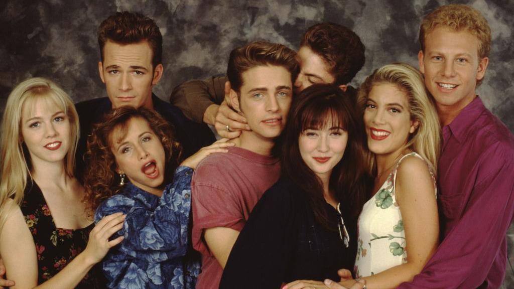 El elenco de Beverly Hills, 90210 posando para un retrato en el set, en septiembre de 1991 en Los Ángeles, California. De izquierda a derecha: Jennie Garth, Gabrielle Carteris, Luke Perry, Jason Priestley, Brian Austin Green, Shannen Doherty, Tori Spelling e Ian Ziering.