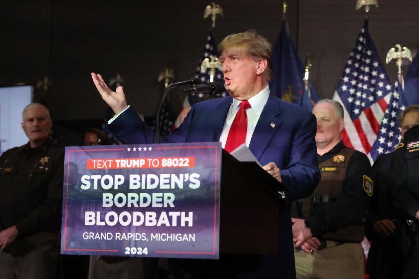 Trump con el eslogan "Paremos el baño de sangre de Biden en la frontera"