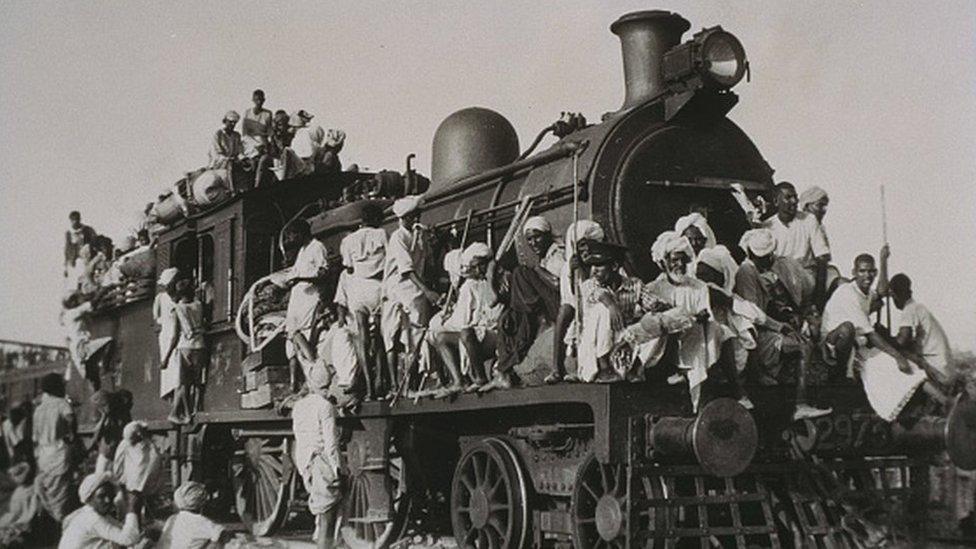 لاجئون مسلمون يفرون من الهند إلى باكستان يتجمعون في محرك قطار عام 1947، تظهر صورة الجيلاتين الفضية لاجئين مسلمين يفرون من الهند إلى باكستان.