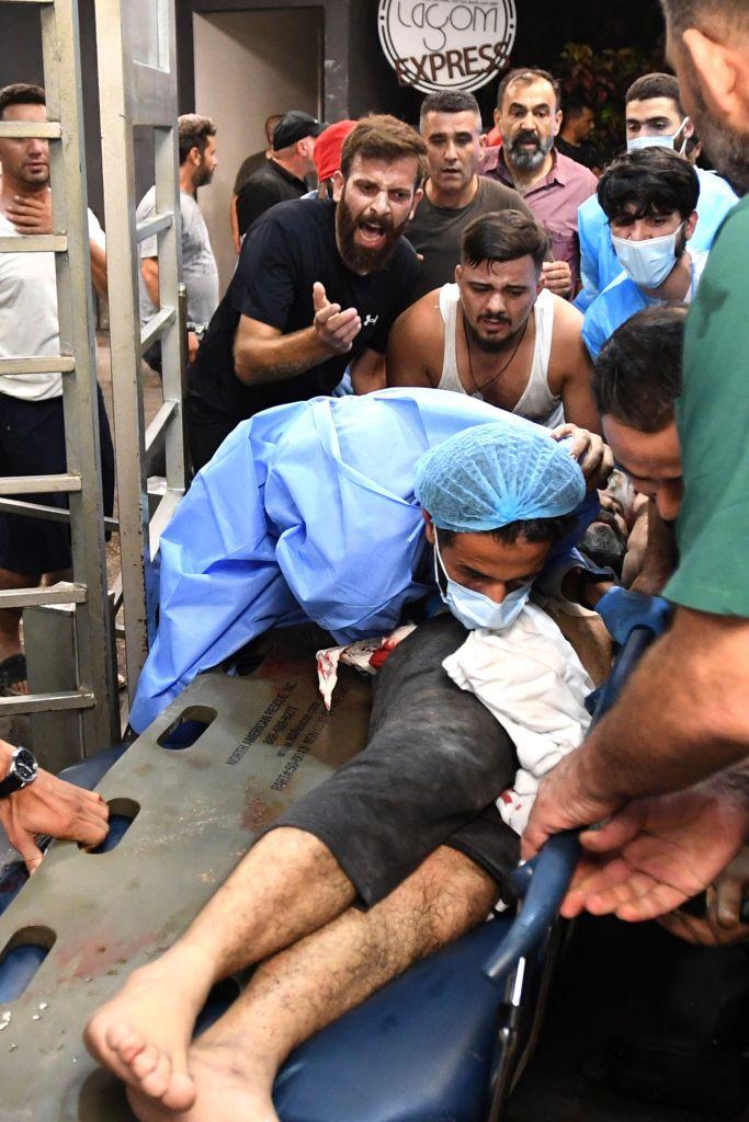 يظهر الطاقم الطبي وهو يستقبل جريحاً في مستشفى بهمن إثر غارة عسكرية إسرائيلية على أحد المباني في الضاحية الجنوبية لبيروت