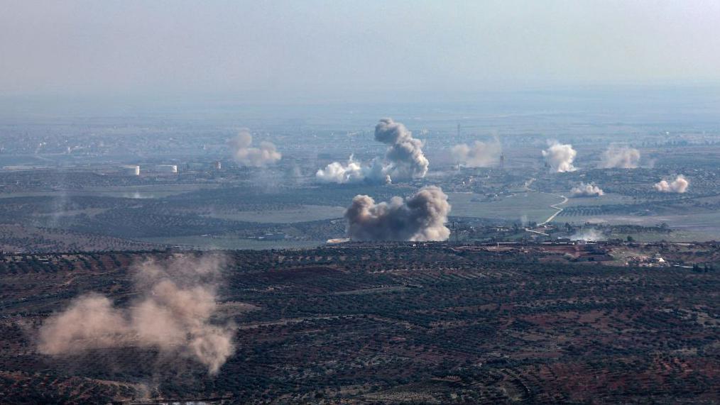 Nuvens de fumaça nas cercanias de Aleppo. 